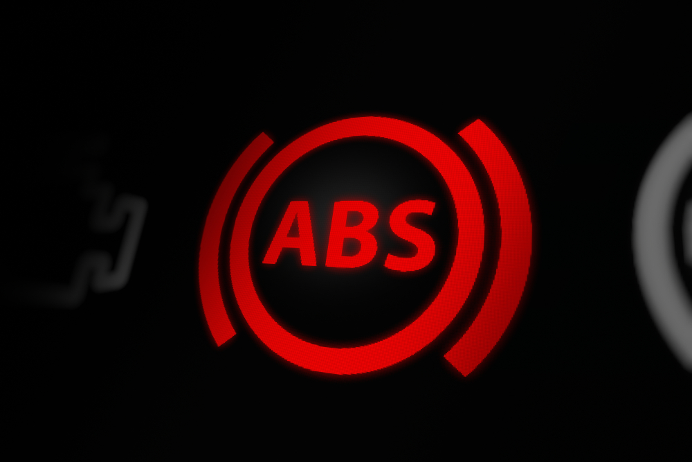 ABS: Ce înseamnă, cum funcționează și care este rolul în frânarea mașinii