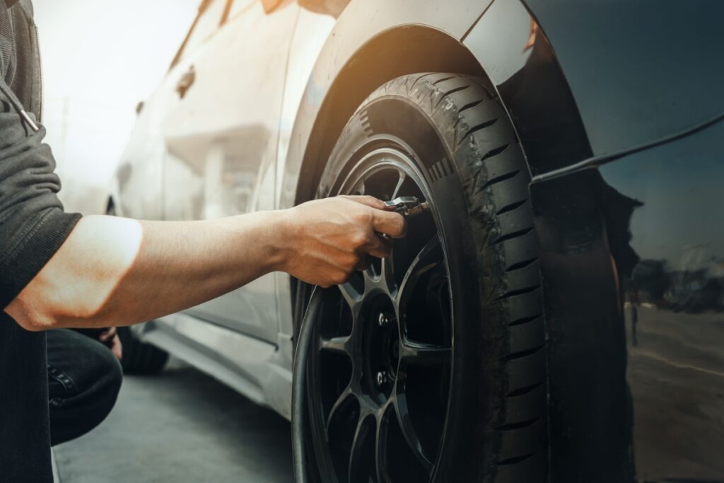 Manometru conectat la anvelopa auto pentru verificarea presiunii
