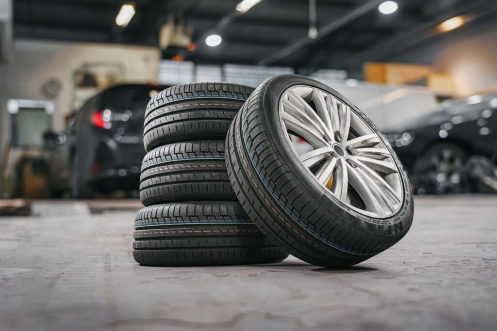 patru anvelope intr-un service auto